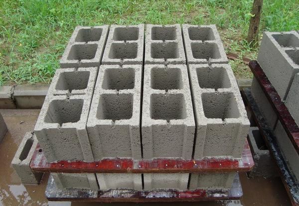 Manufacturer Qt4-24 Semi Automatic Vibration Paver Brick Hollow Block Making Machine in India
