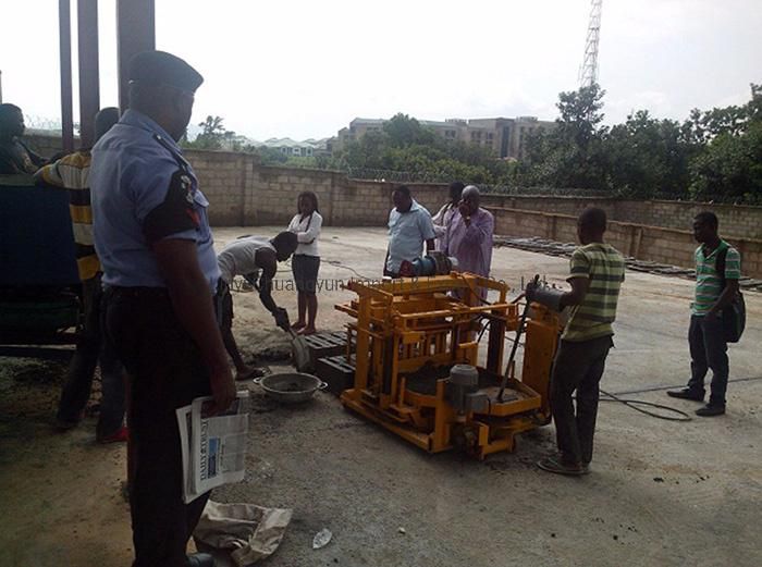 Laying Concrete Hollow Blocks Type Qtm40-3A Block Making Machine