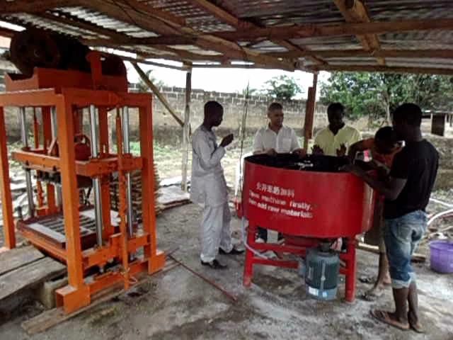Manual Pavement Brick Machine Celulares Block Machine for Uzibekstan (QTJ4-40)