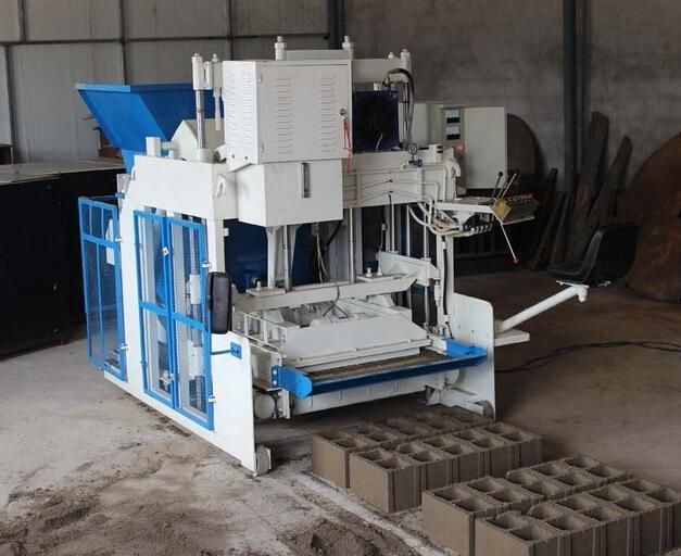 Qtm10-15 Egg Layer Block Machine Mobile Cement Block Making Machine for The Factory